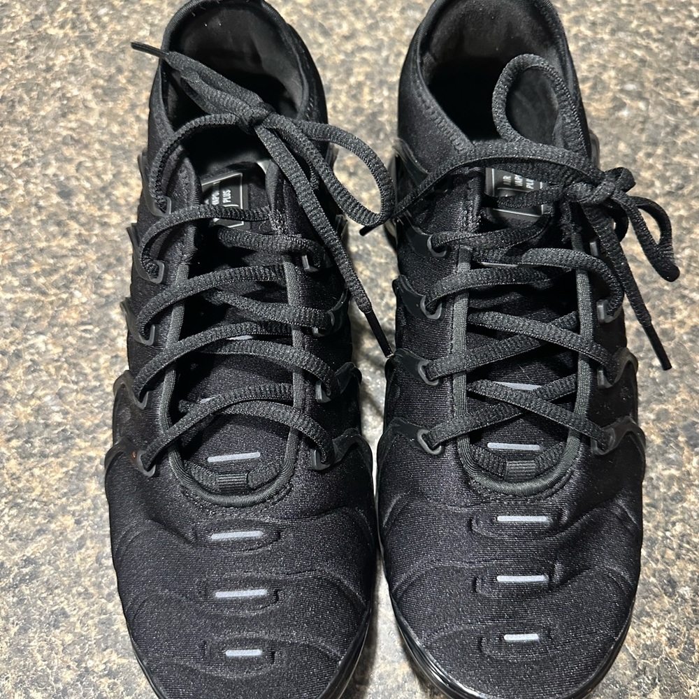 Nike Air VaporMax Plus in Black and Dark Gray